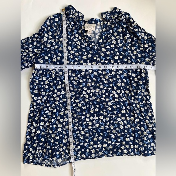 St. John’s Bay v-neck Long Sleeve floral blouse Size MT - Picture 5 of 8